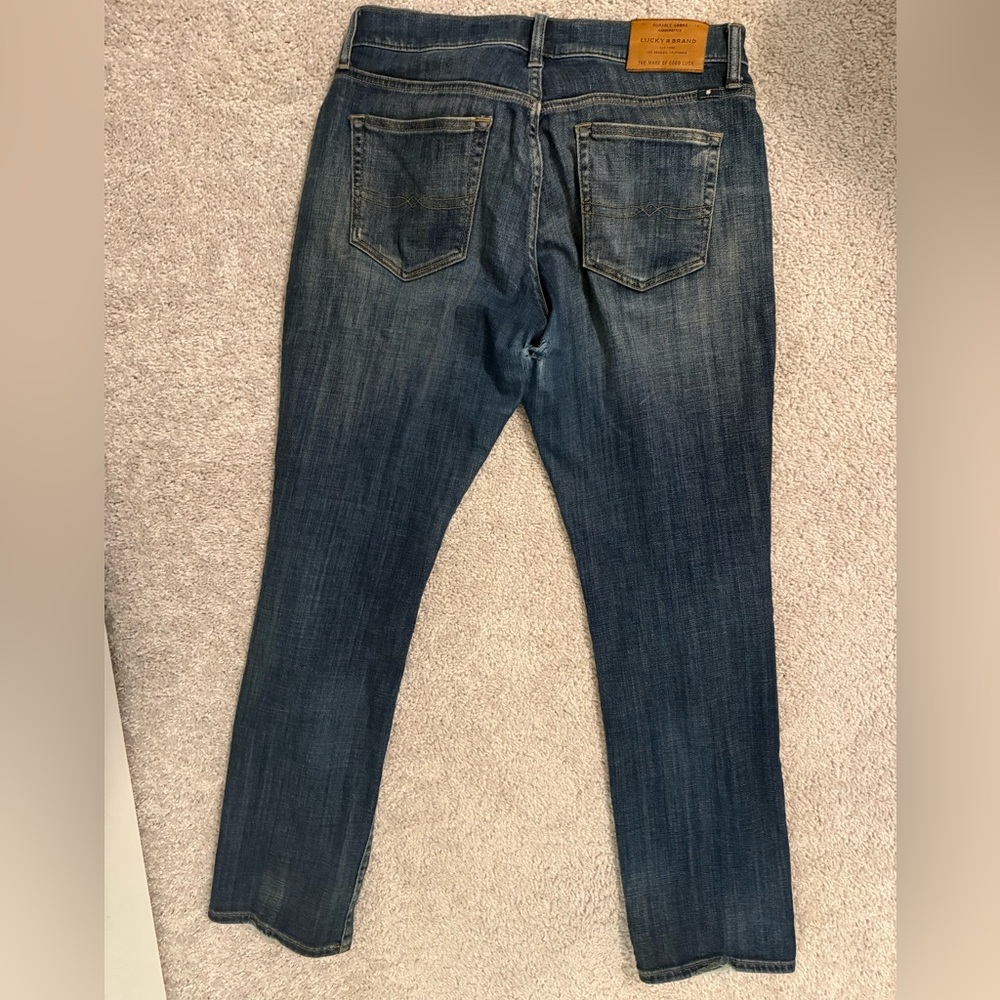 NWOT WOMENS LUCKY BRAND STRAIGHT LEG JEANS BEAUTIFUL MARKINGS AND WHISKERING